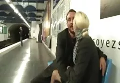 Onun yaşlı olgun mature milf babası ile onu aldatıyor gibi